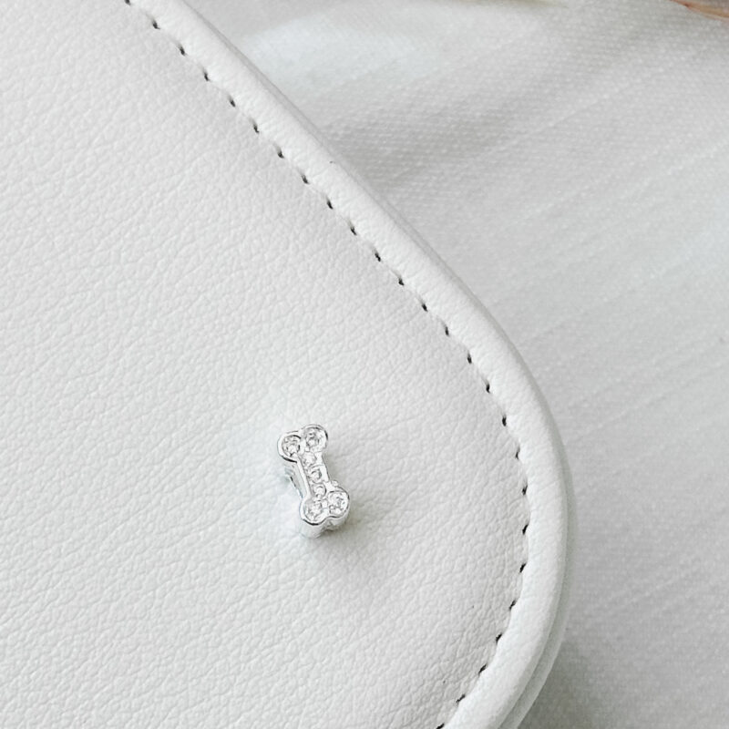 Berloque Osso Cravejado