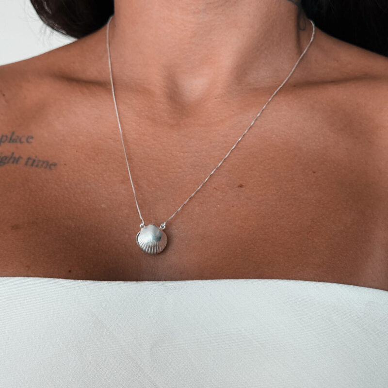 Colar em prata 925. Colar com Mini medalhas penduradas. Colar com 60cm. Colar com cartier. Produto feito a mão.