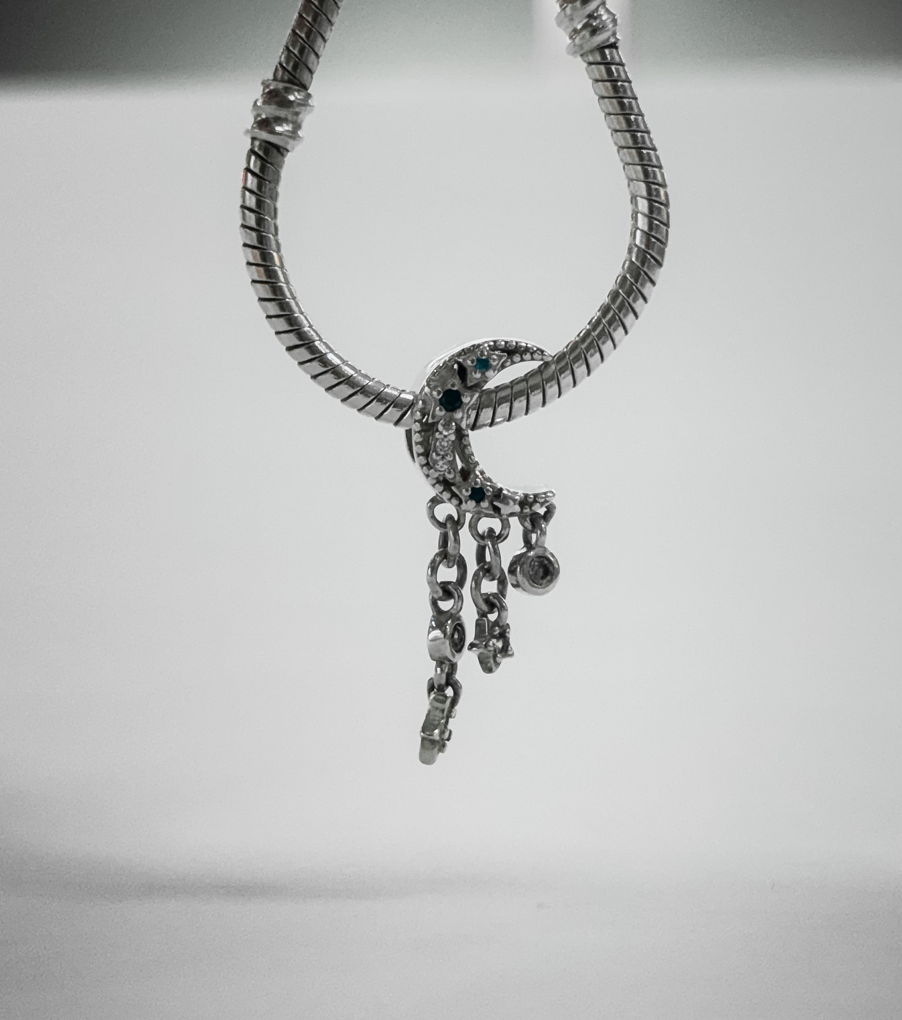 Beloque Lua Cravejada com Corrente